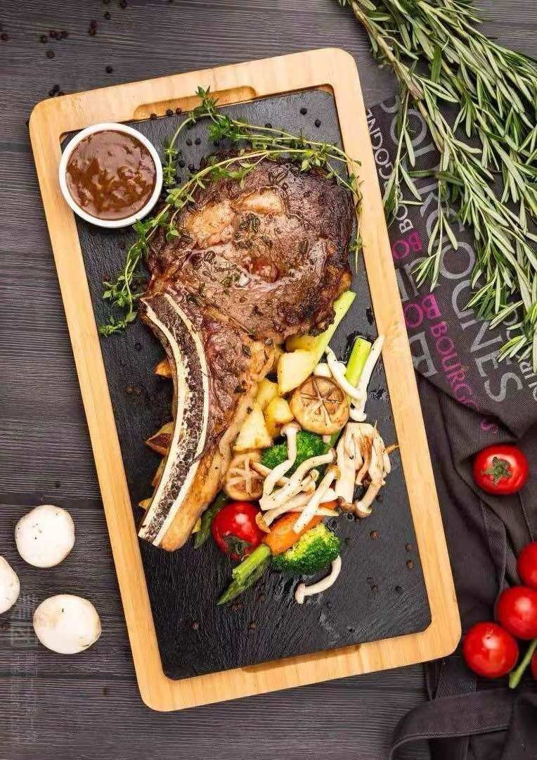 Carne preparada lentamente y acompañada con hortalizas asadas